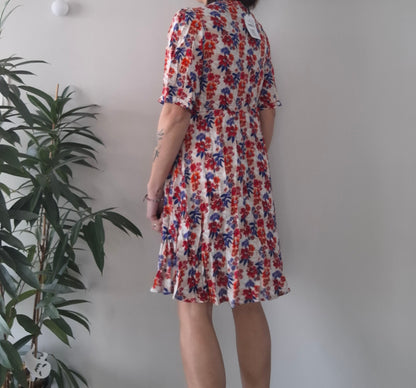 Floral short-sleeve dress with red and blue patterns, shown from back, Le Petit Placard