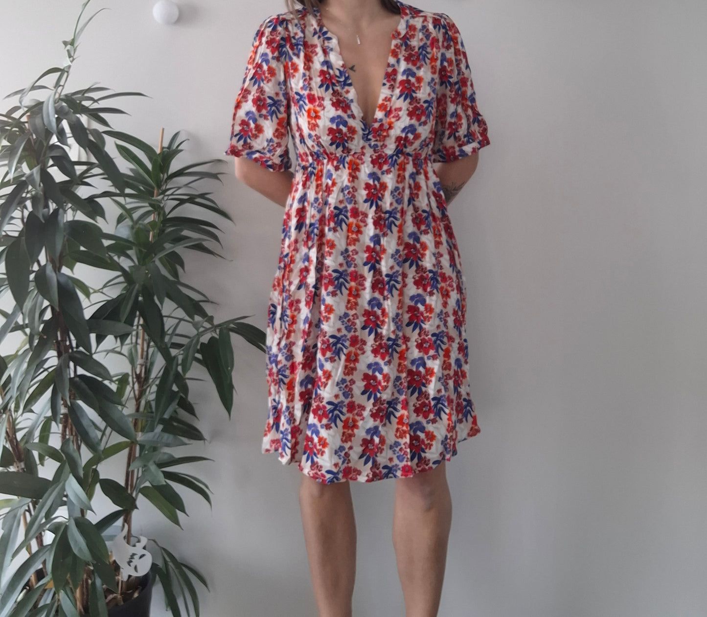 Woman wearing a floral summer dress with red and blue flowers, Le Petit Placard fashion