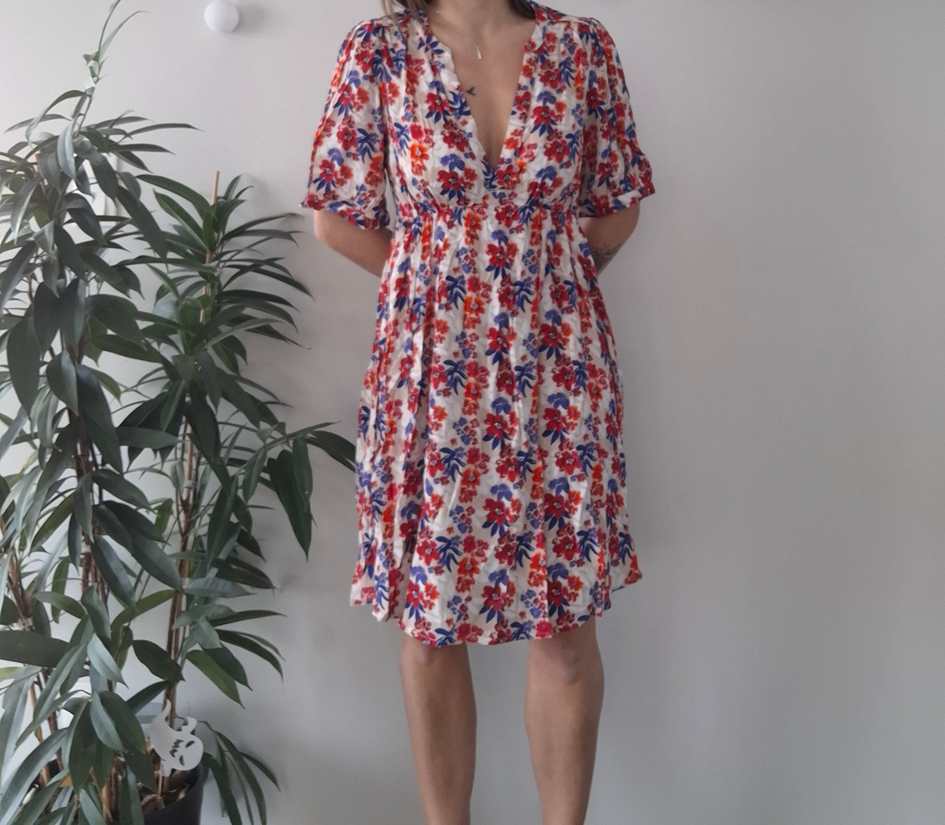 Woman wearing a floral summer dress with red and blue flowers, Le Petit Placard fashion