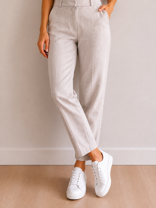 Pantalon taille L/40 Beige, coupe droite et élégante, portée avec baskets blanches.