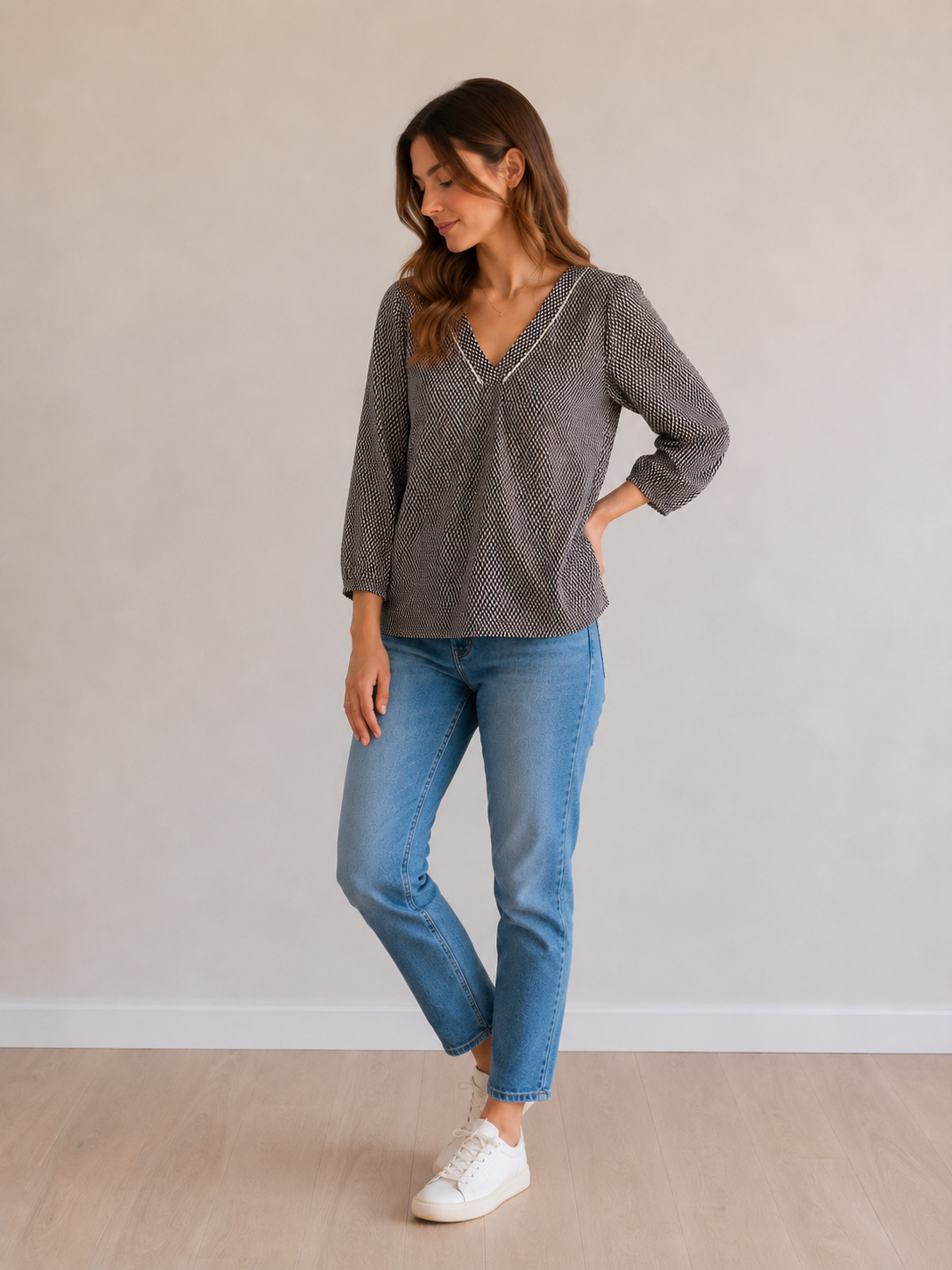 Blouse Fluide Imprimée Col V – Motif Géométrique Noir & Blanc taille 38