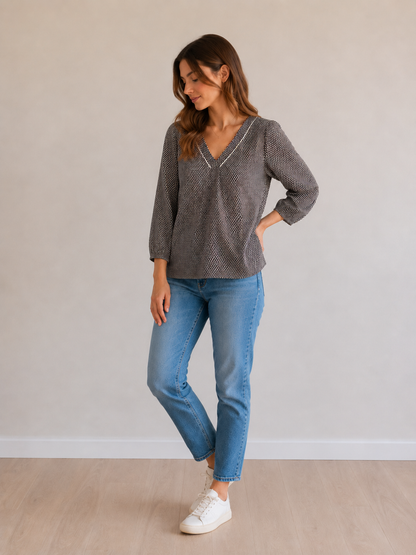 Blouse Fluide Imprimée Col V – Motif Géométrique Noir & Blanc taille 38