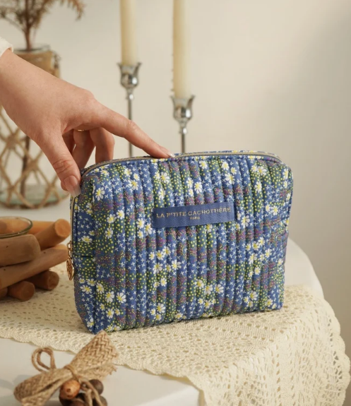 Trousse matelassée fleurie en coton bleu