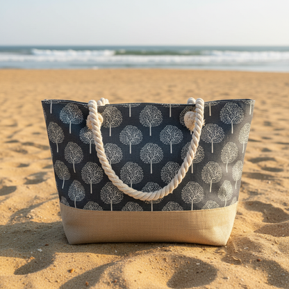 Sac de plage gris motifs arbres sur fond sable