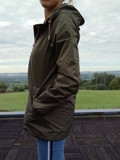 Femme portant un imperméable kaki Laura Jo à l'extérieur, style Le Petit Placard