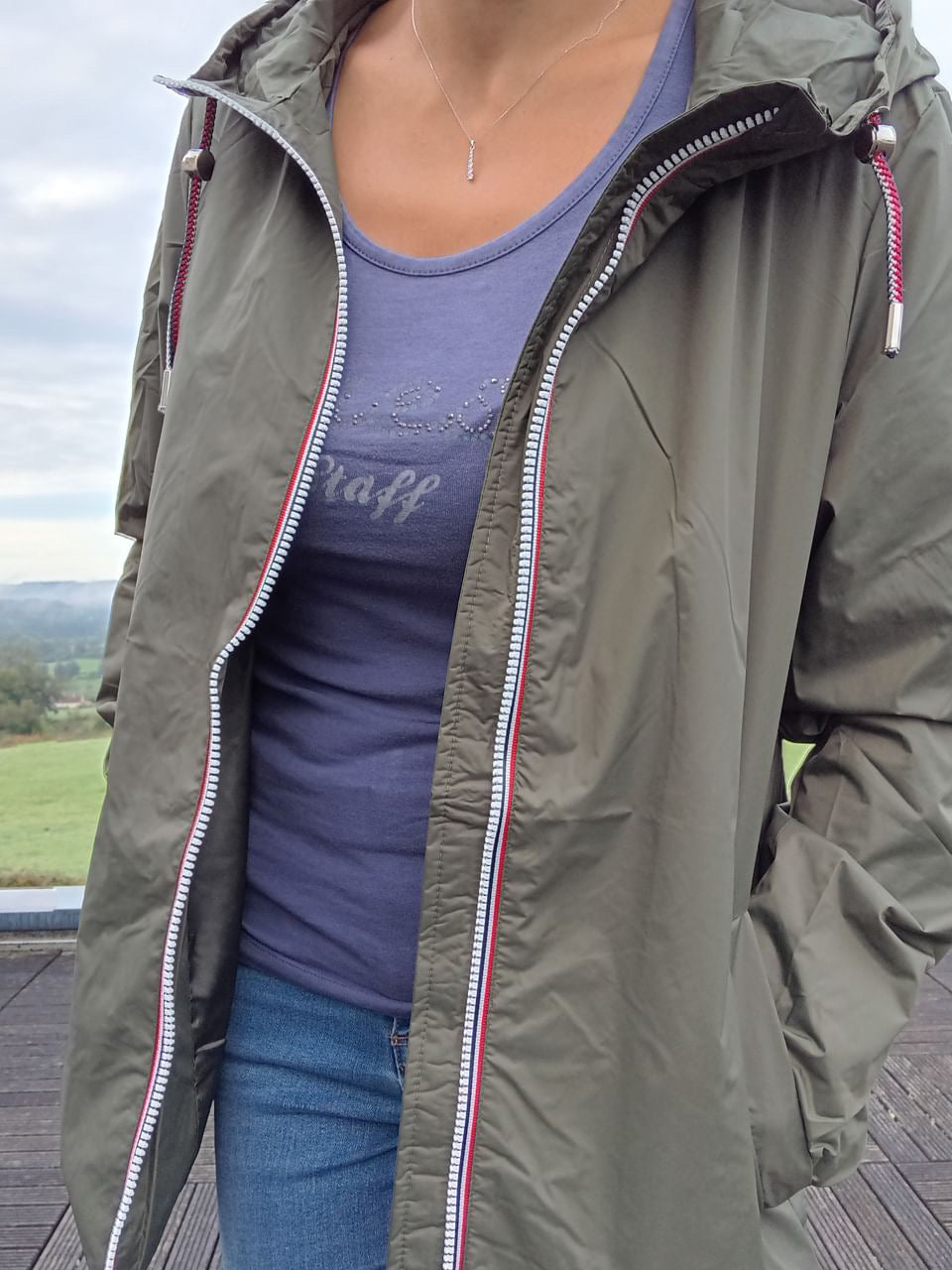 Femme portant un imperméable kaki Laura Jo de Le Petit Placard