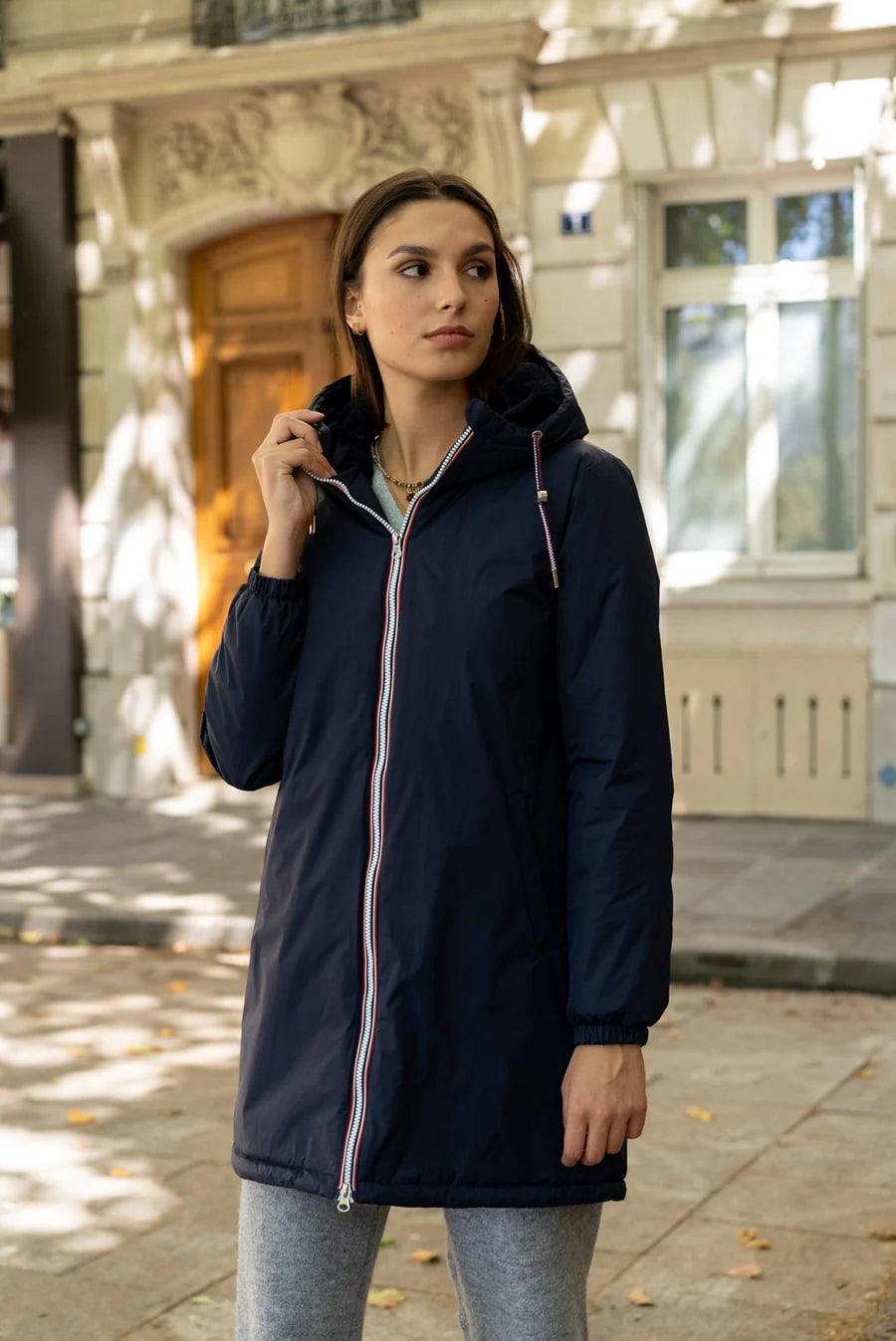 Imperméable long doublé en fausse fourrure cordon tricolore Marque Laura Jo Couleur Bleu Marine - Le Petit Placard