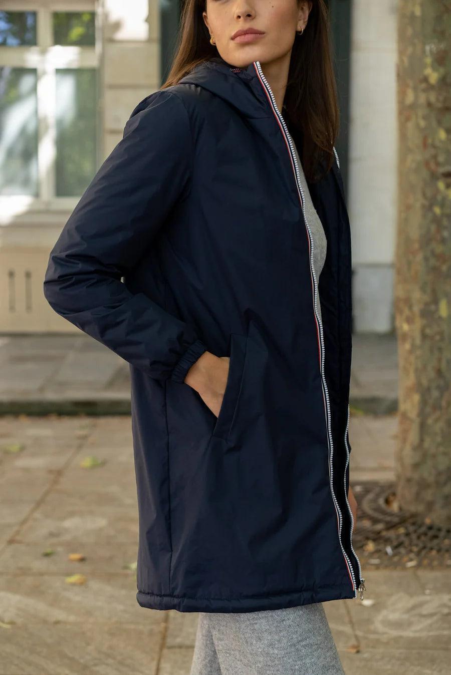 Imperméable long doublé en fausse fourrure cordon tricolore Marque Laura Jo Couleur Bleu Marine - Le Petit Placard