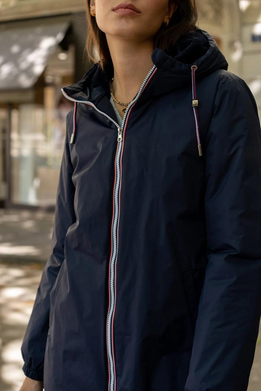 Imperméable long doublé en fausse fourrure cordon tricolore Marque Laura Jo Couleur Bleu Marine - Le Petit Placard
