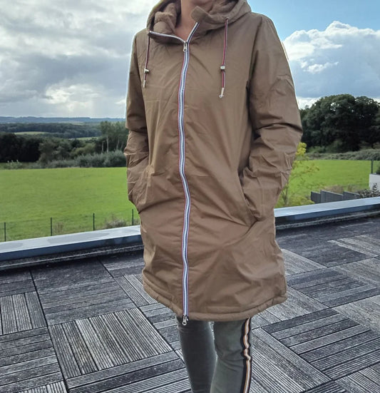 Imperméable long doublé en fausse fourrure cordon tricolore Marque Laura Jo Couleur Camel - Curvy - Le Petit Placard
