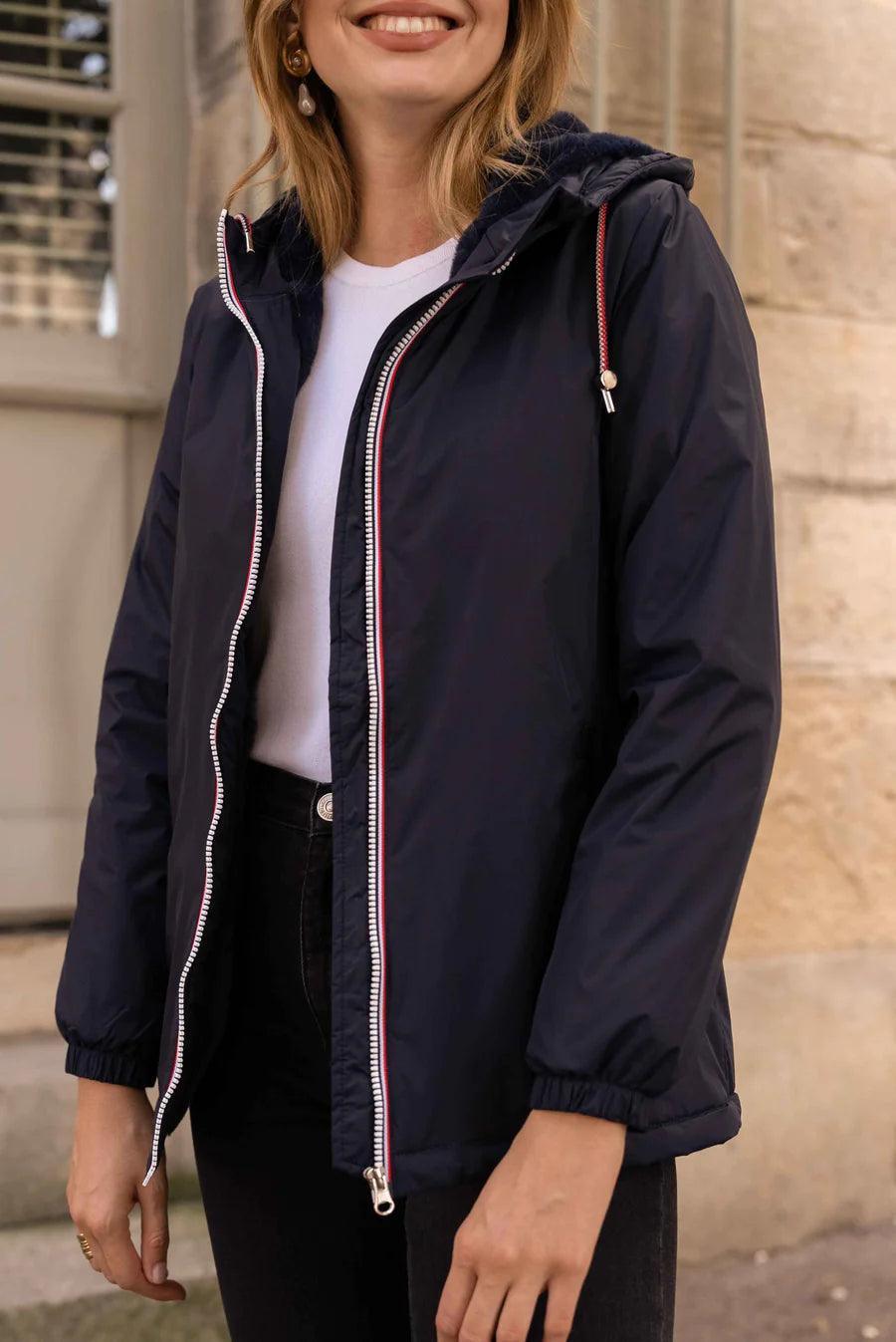 Imperméable mi long doublé en fausse fourrure cordon tricolore Marque Laura Jo Couleur Bleu Marine - Le Petit Placard