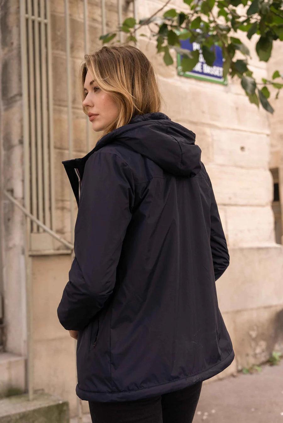 Imperméable mi long doublé en fausse fourrure cordon tricolore Marque Laura Jo Couleur Bleu Marine - Le Petit Placard