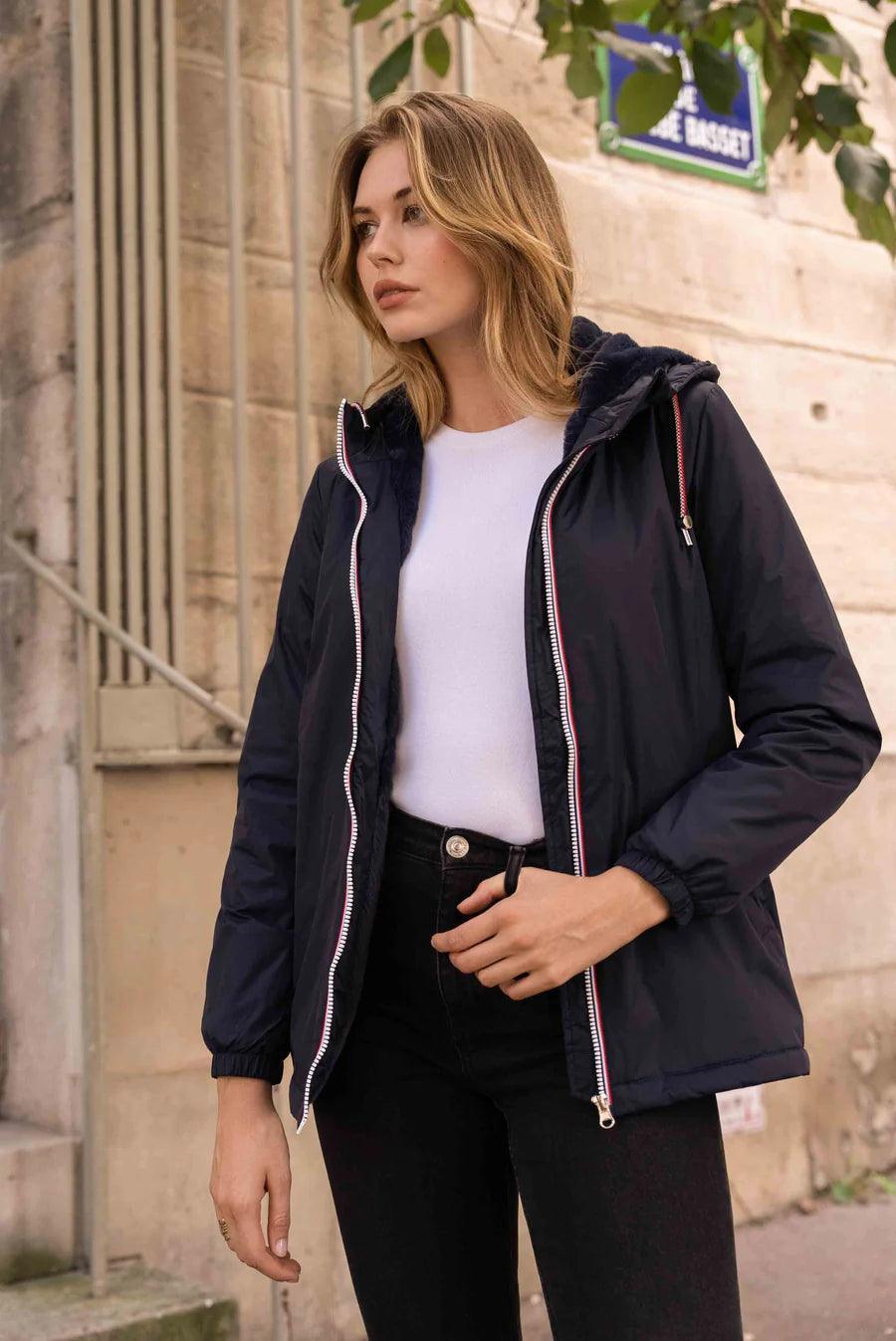 Imperméable mi long doublé en fausse fourrure cordon tricolore Marque Laura Jo Couleur Bleu Marine - Le Petit Placard
