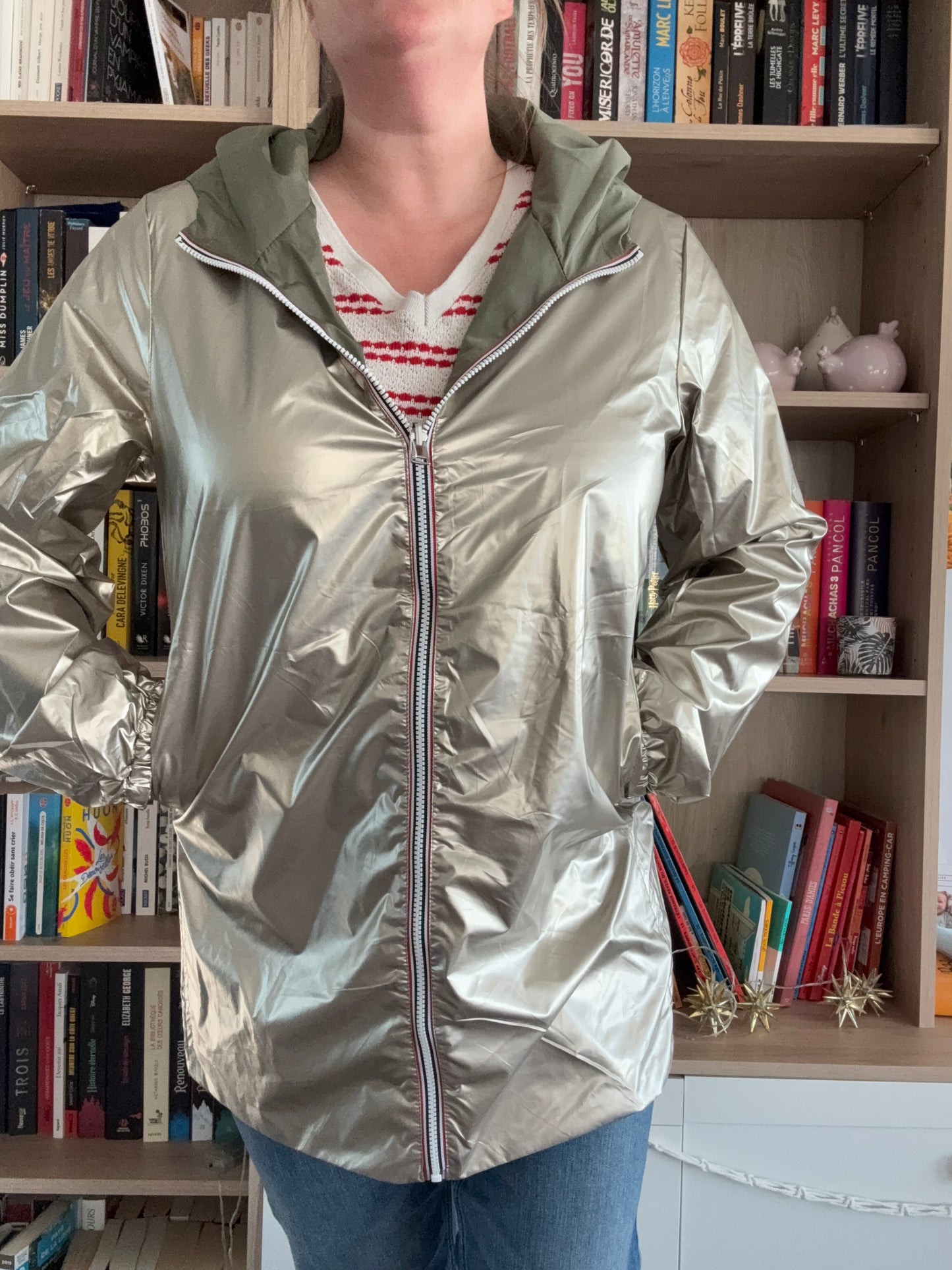 Imperméable kaki doublure dorée Melya Melody porté par une femme, avec capuche et fermeture éclair