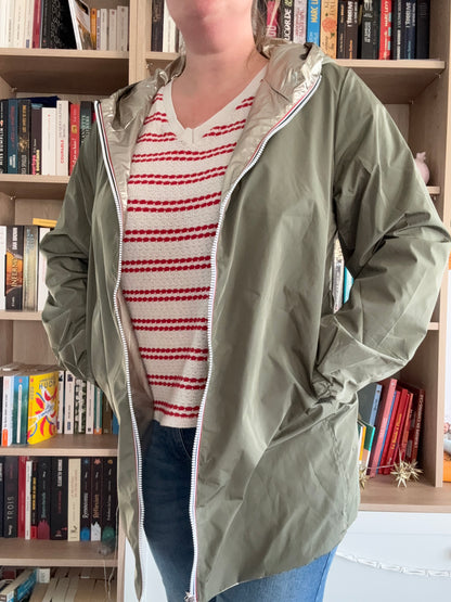 Imperméable kaki doublure dorée femme Melya Melody porté ouvert, avec capuche et fermeture éclair blanche