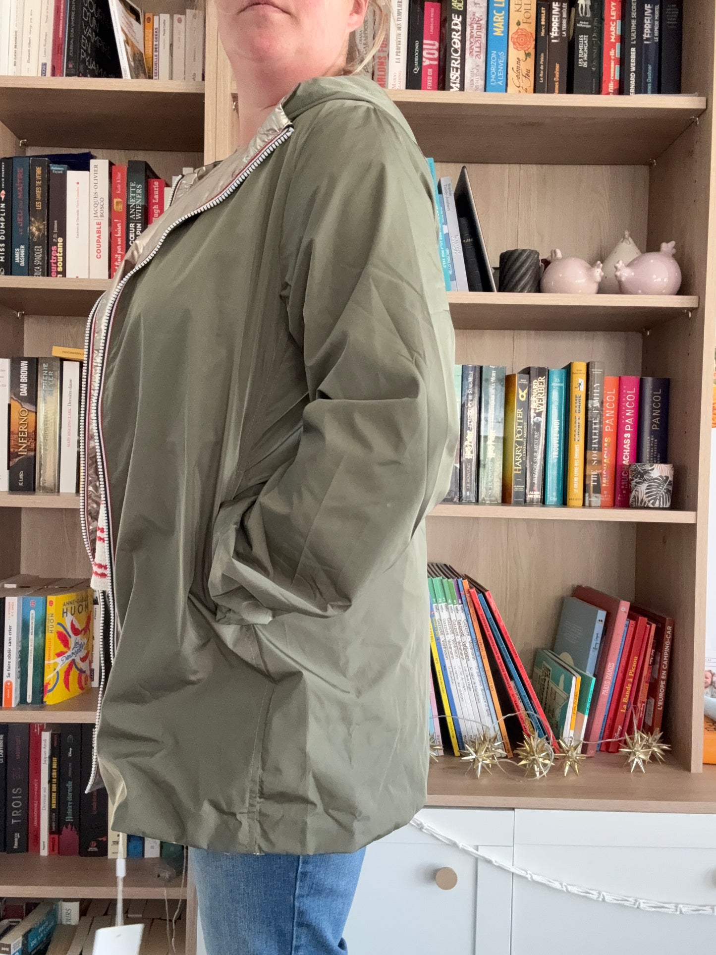 Imperméable kaki femme Melya Melody avec doublure dorée, vue de profil, fermeture éclair argentée visible