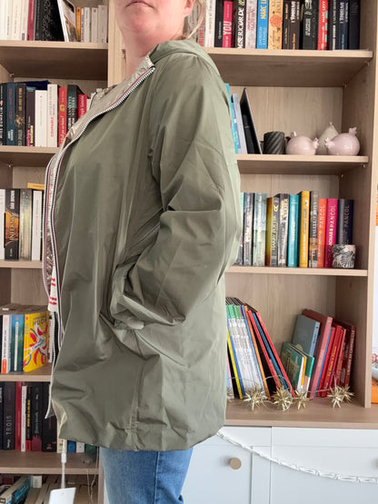 Imperméable kaki femme Melya Melody avec doublure dorée, vue de profil, fermeture éclair argentée visible