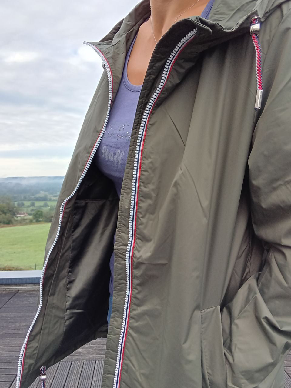 Femme portant un imperméable kaki Laura Jo à l'extérieur, mode Le Petit Placard