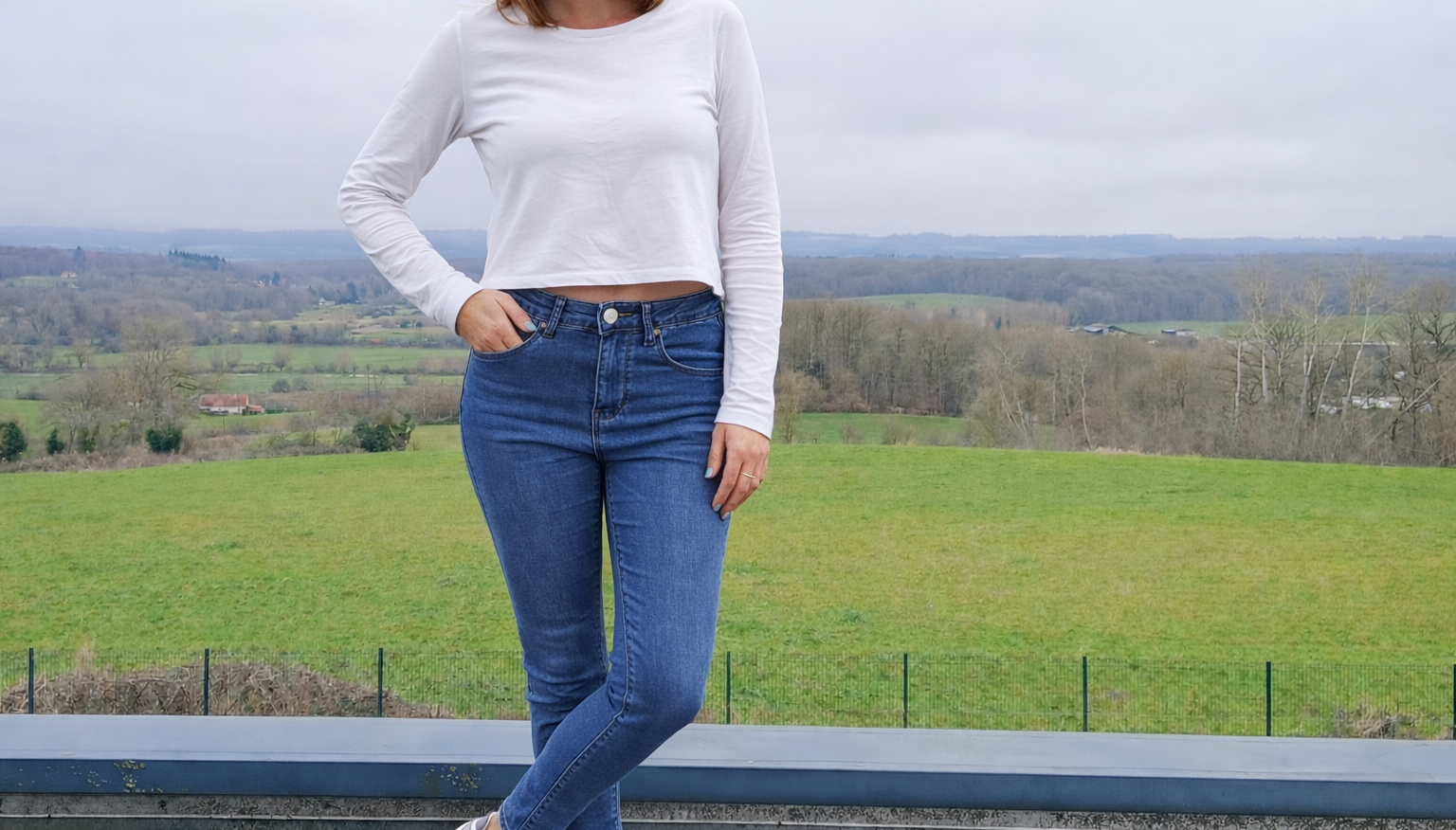 Jeans skinny taille haute bleu medium de Le Petit Placard, coupe ajustée et style moderne, visible sur fond blanc.