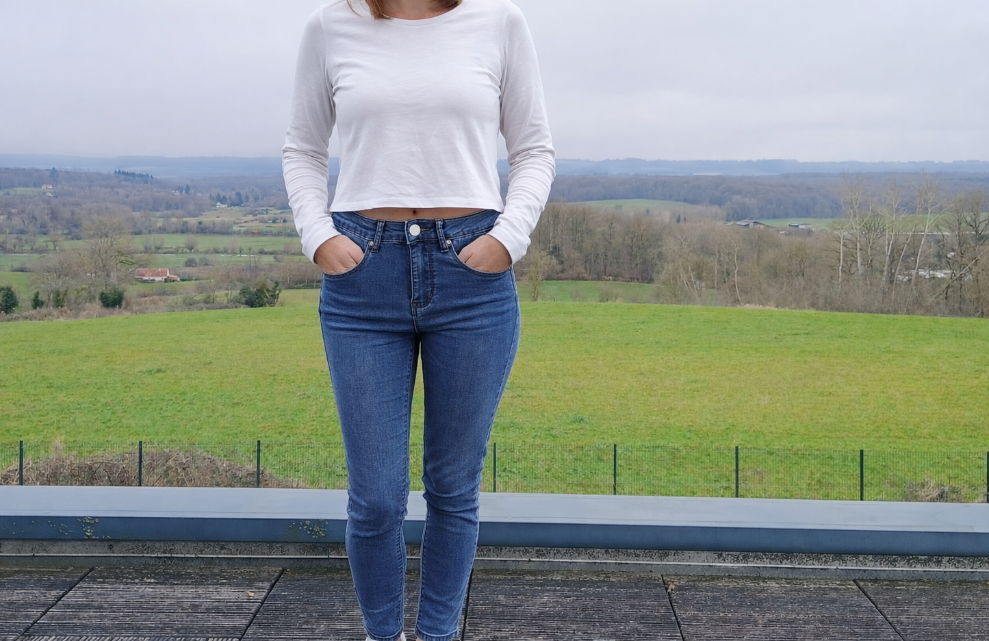 Jeans skinny taille haute bleu medium de Le Petit Placard, coupe ajustée en denim avec poches et fermeture éclair visible.