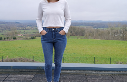 Jeans skinny taille haute bleu medium de Le Petit Placard, coupe ajustée en denim avec poches et fermeture éclair visible.