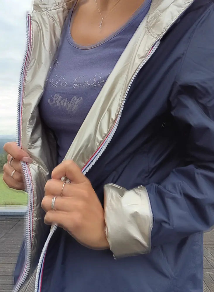 Imperméable réversible court bleu marine et beige, femme, fermeture éclair apparente et manches retroussées, édition Laura Jo.