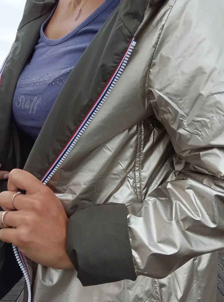 Imperméable réversible court kaki doré femme Laura Jo Mi-Saison avec fermeture éclair colorée et détails argentés.