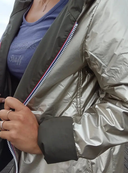 Imperméable réversible court kaki doré femme Laura Jo Mi-Saison avec fermeture éclair colorée et détails argentés.