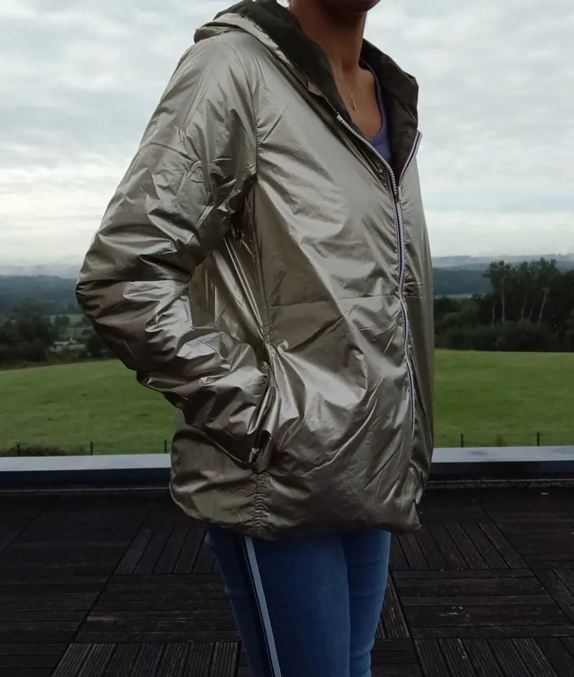 Imperméable réversible court kaki doré pour femme, modèle Laura Jo Mi-Saison, porté en extérieur sur fond paysage.