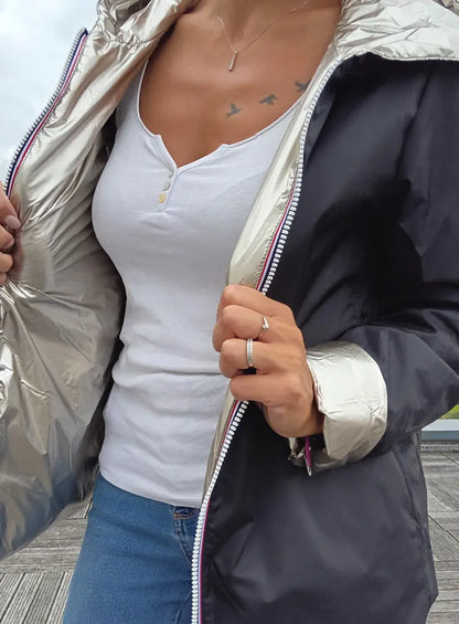 Imperméable réversible court noir doré femme Laura Jo Mi-Saison, ouverte sur doublure argentée, porté avec t-shirt blanc et jeans.