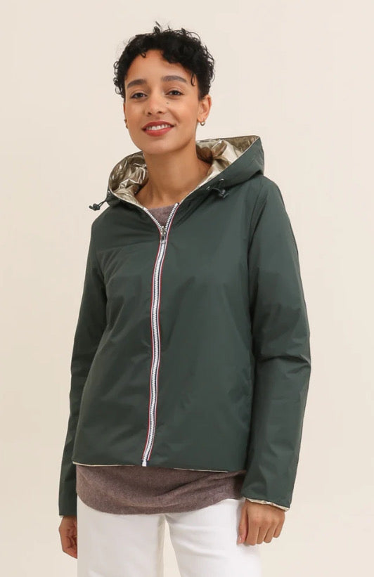 Imperméable réversible vert forêt avec garnissage en ouate, capuche doublée doré, fermeture zippée et ourlet contrasté. Laura Jo.