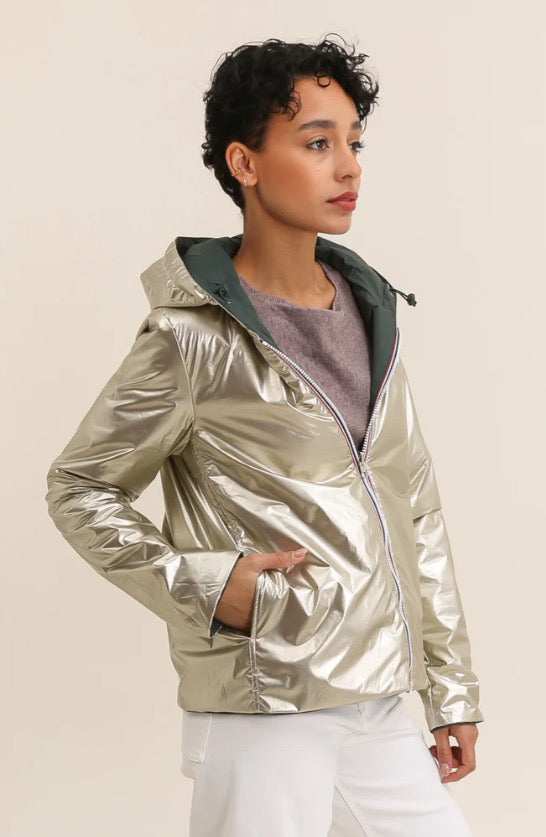 Veste imperméable réversible doré / vert forêt, coupe courte avec capuche, fermeture éclair centrale à rubans tricolores, doublure sombre, manches pliées. Laura Jo