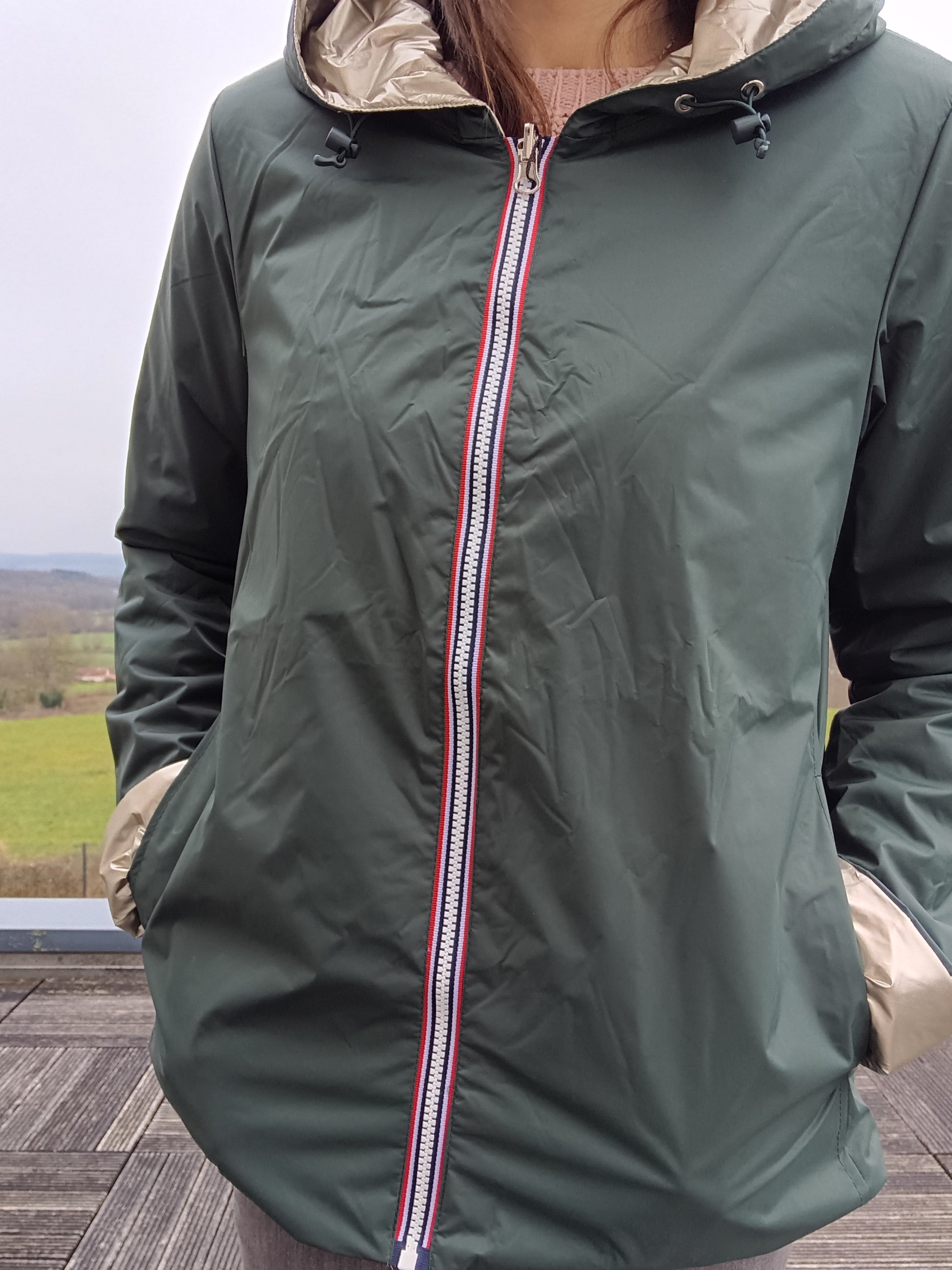Imperméable réversible vert forêt Laura Jo avec doublure beige, zip central et capuche ajustable, garnissage ouate mi-saison.