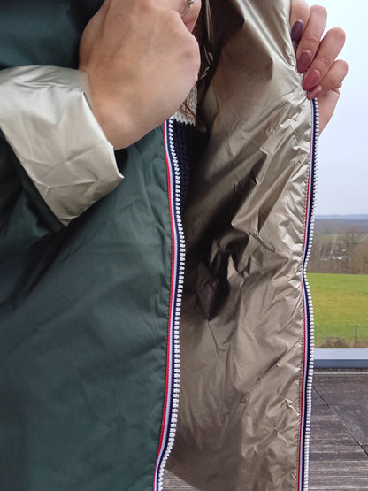 Laura Jo imperméable réversible court, garnissage en ouate; face extérieure vert forêt et intérieur doré, fermeture éclair visible.