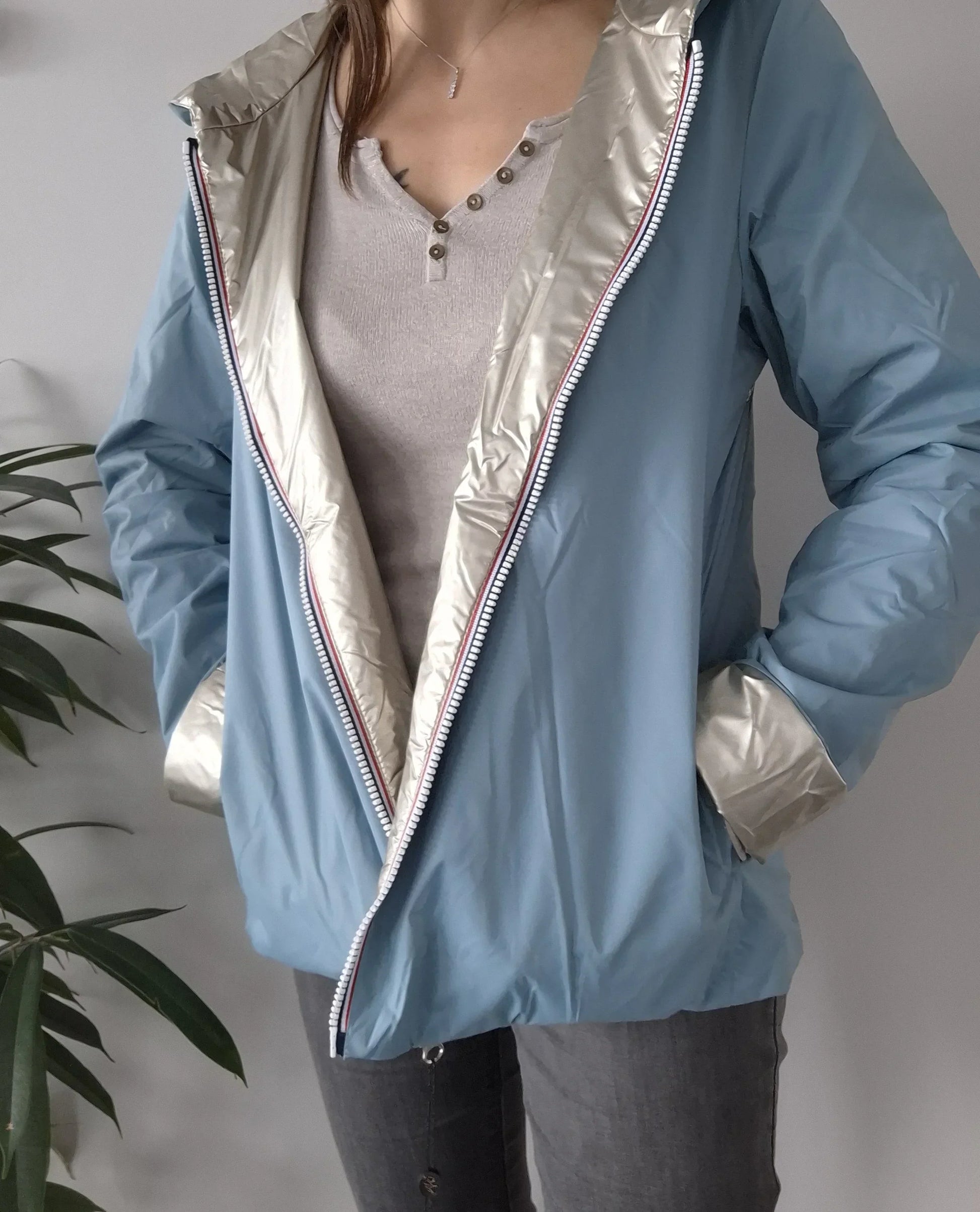 Manteau réversible court bleu ciel et doré Laura Jo mi-saison porté ouvert, révélant la doublure dorée métallisée
