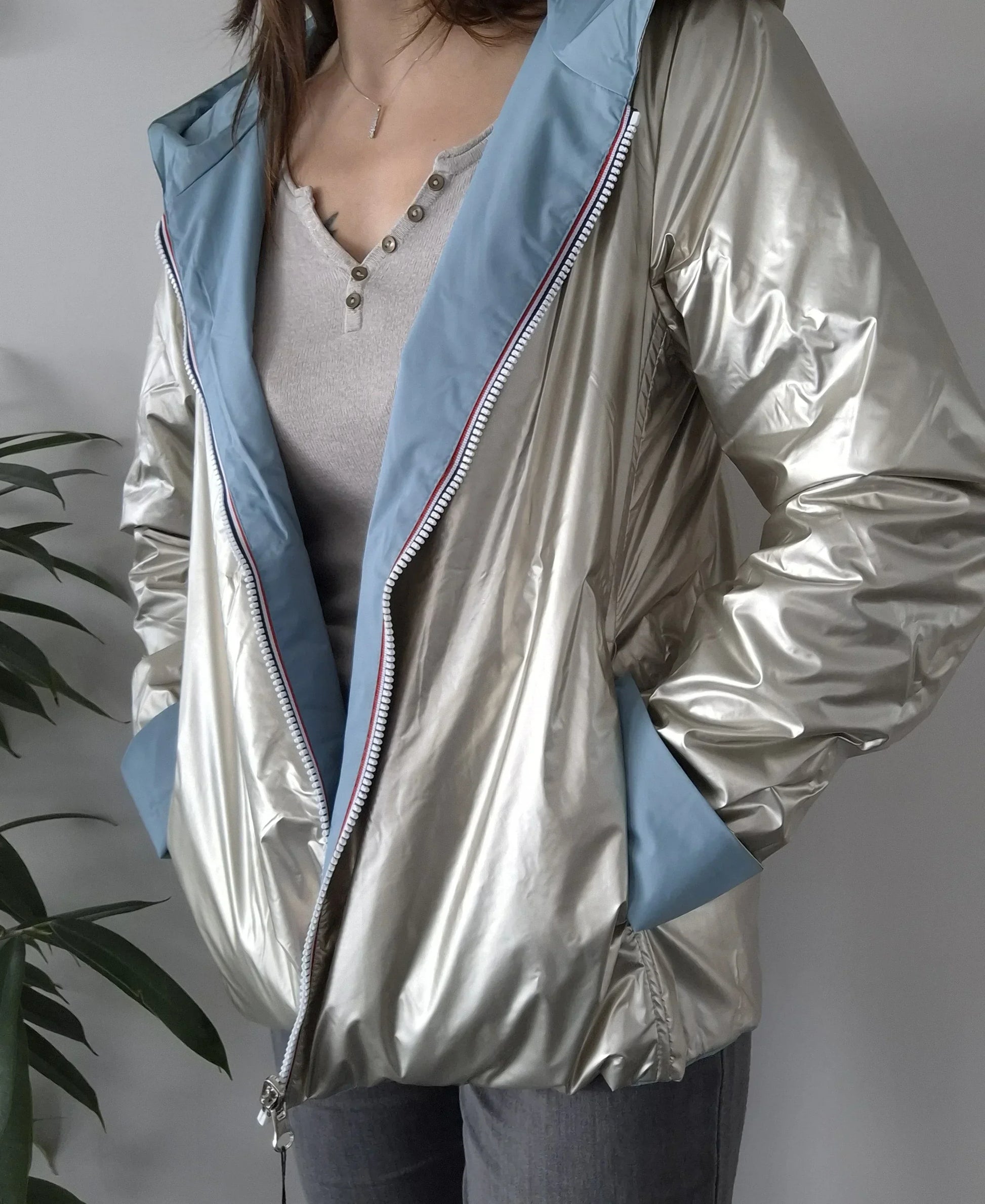 Manteau réversible court bleu ciel et doré Laura Jo mi-saison, porté ouvert côté doré brillant avec intérieur bleu ciel visible