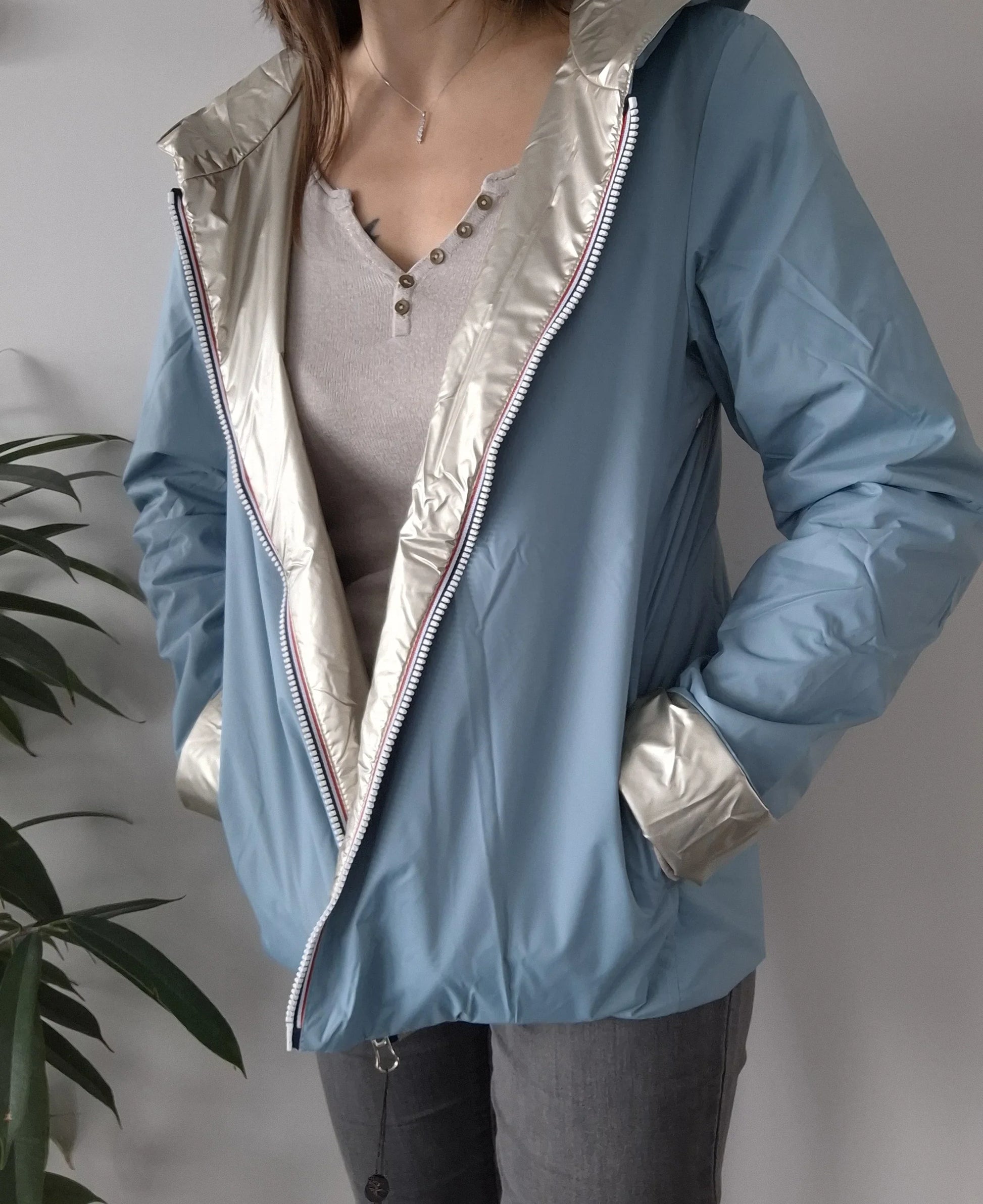 Manteau réversible court bleu ciel et doré Laura Jo porté ouvert, révélant la doublure dorée métallisée, mi-saison
