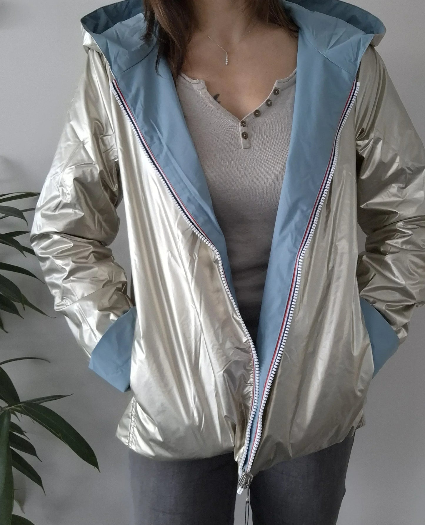 Manteau réversible court bleu ciel et doré Laura Jo porté ouvert, face dorée brillante visible avec capuche bleue