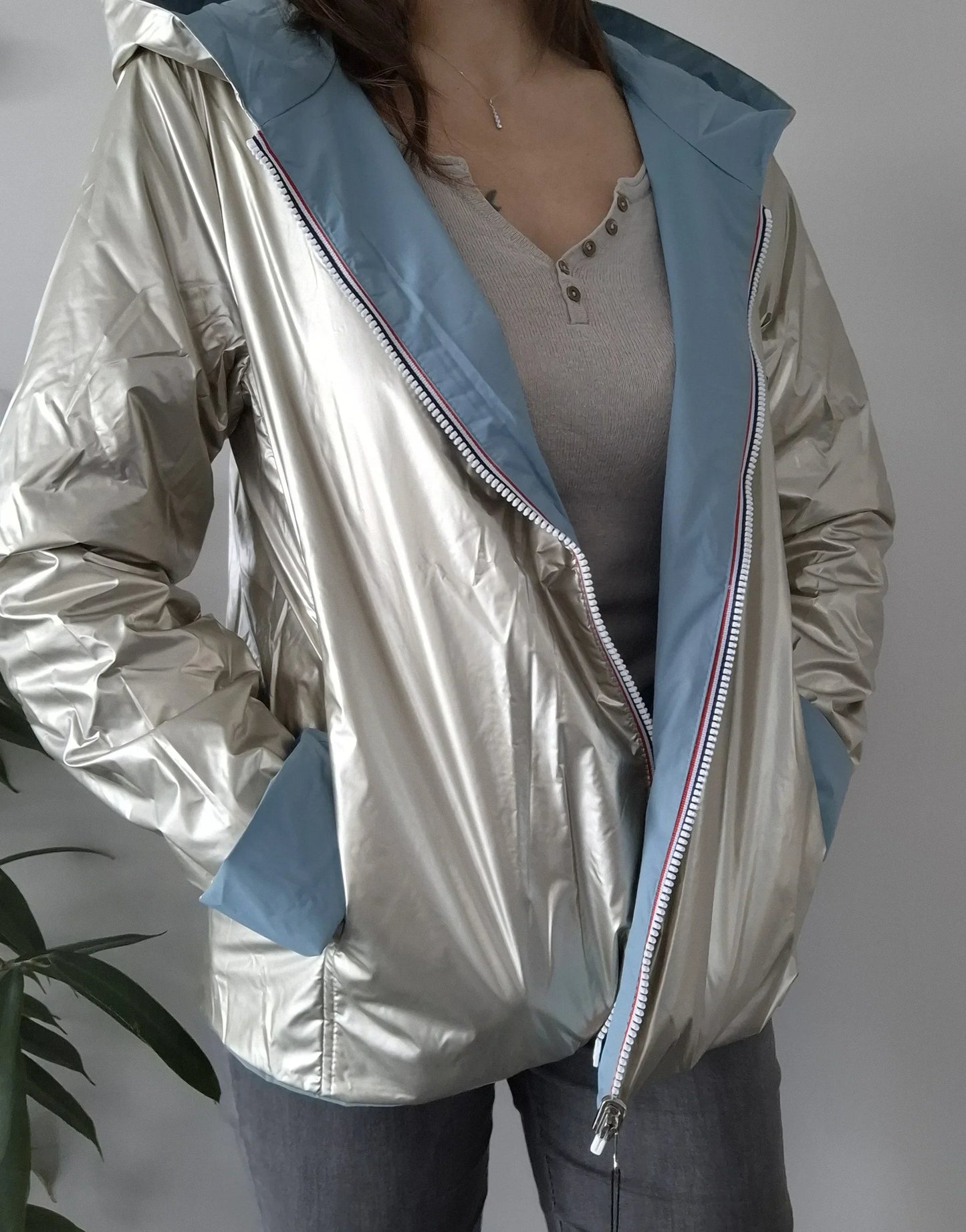 Manteau réversible court bleu ciel et doré Laura Jo mi-saison porté ouvert, côté doré brillant visible