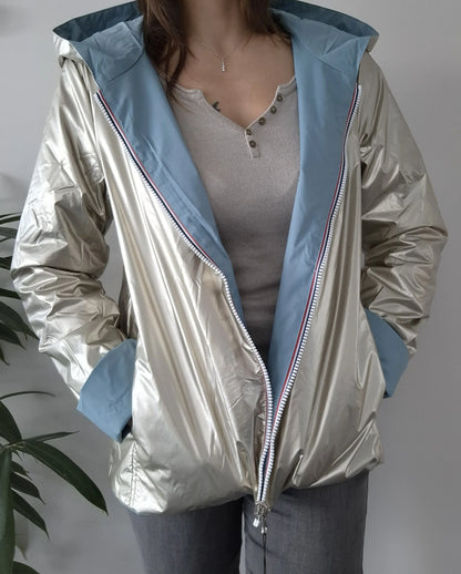 Manteau réversible court bleu ciel et doré Laura Jo mi-saison porté ouvert, face dorée brillante visible