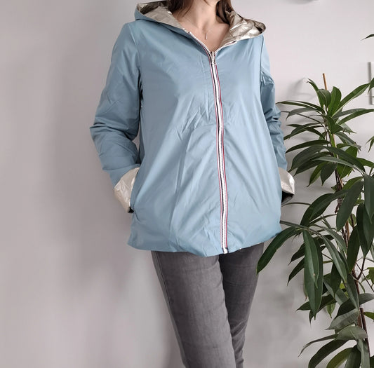 Manteau réversible court bleu ciel et doré Laura Jo mi-saison à capuche et fermeture éclair, porté par une femme