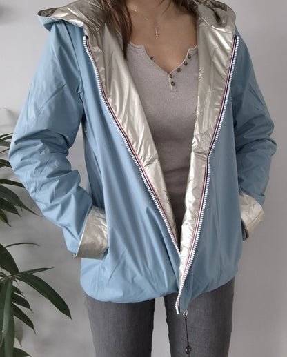 Manteau réversible court bleu ciel et doré Laura Jo mi-saison porté ouvert, révélant l'intérieur métallisé doré