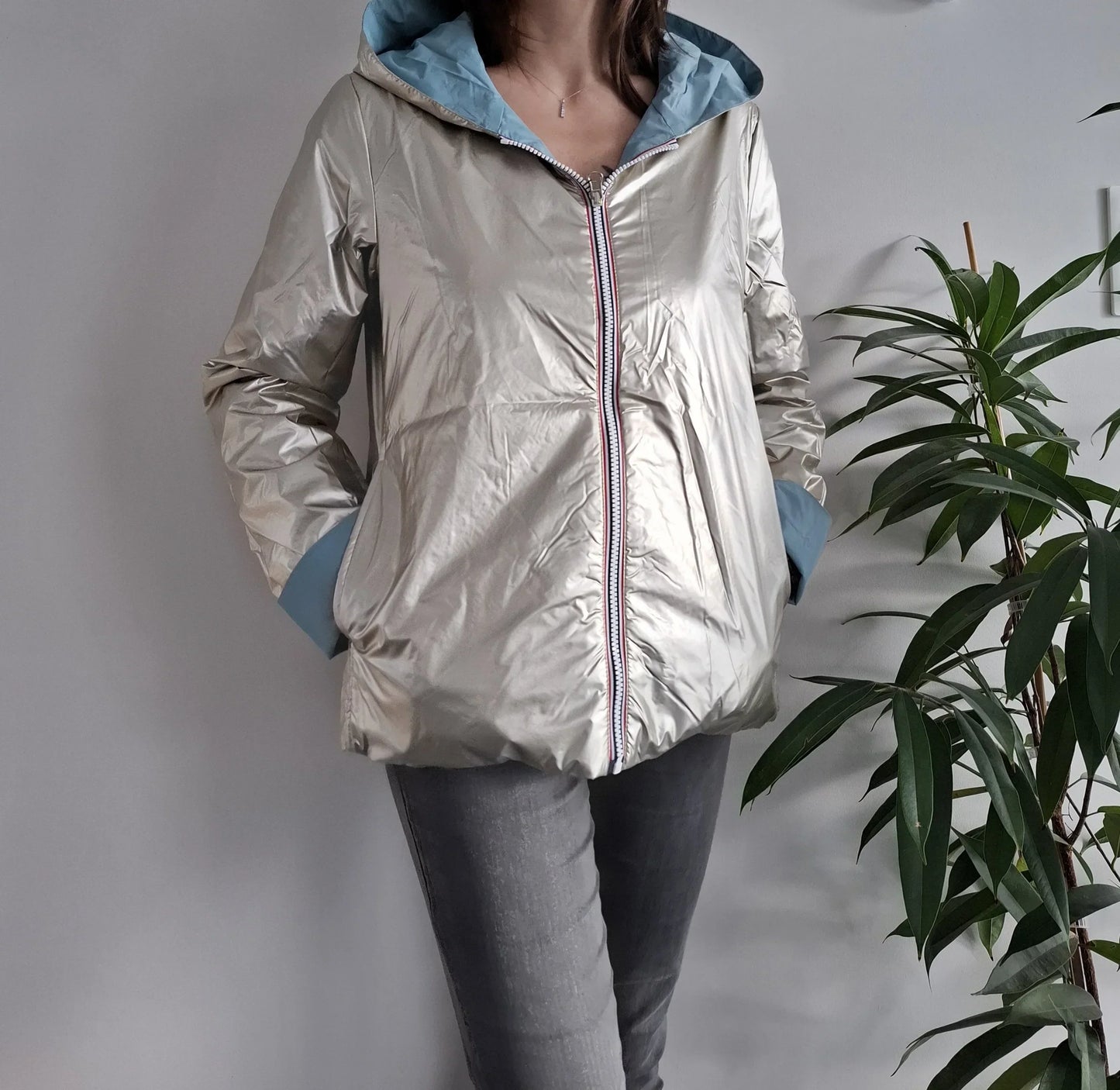 Manteau réversible court bleu ciel doré Laura Jo porté côté doré métallisé, avec capuche et poches bleu ciel