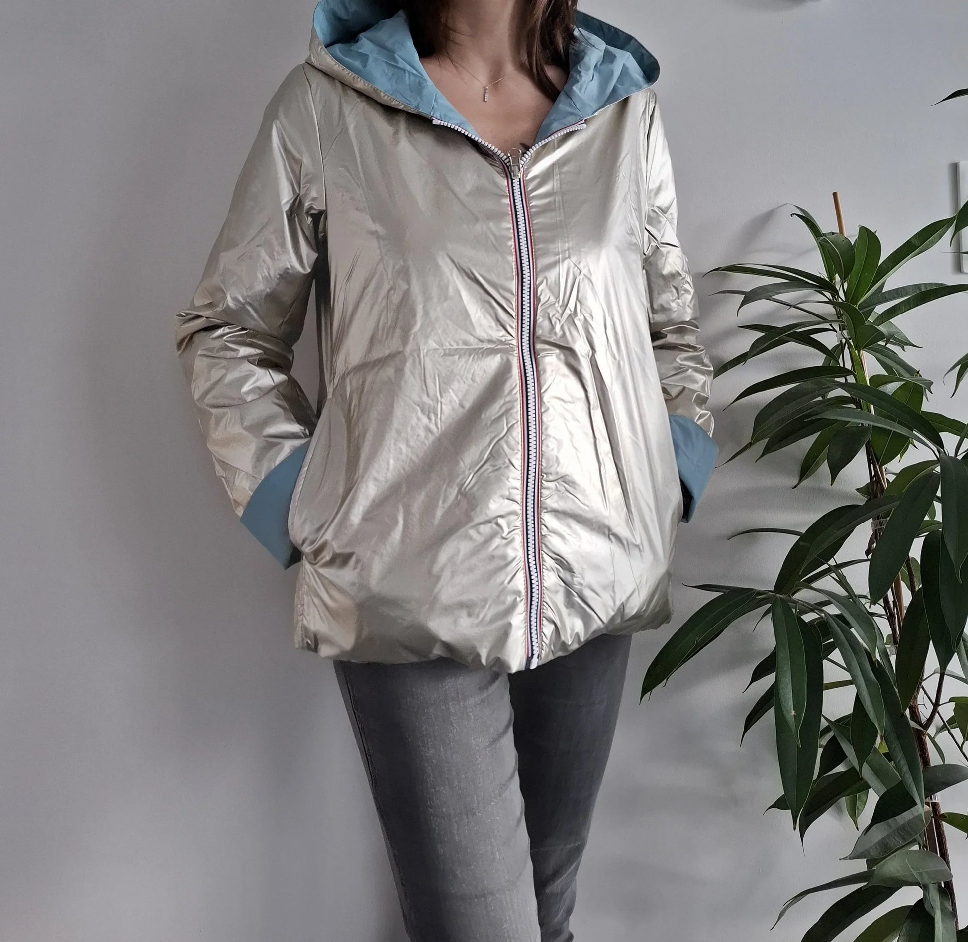 Manteau réversible court bleu ciel doré Laura Jo porté côté doré métallisé, avec capuche et poches bleu ciel