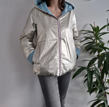Manteau réversible court bleu ciel doré Laura Jo porté côté doré métallisé, avec capuche et poches bleu ciel