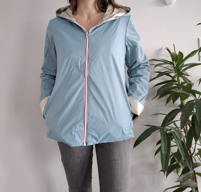 Manteau réversible court bleu ciel et doré Laura Jo mi-saison à capuche avec fermeture éclair, porté par une femme