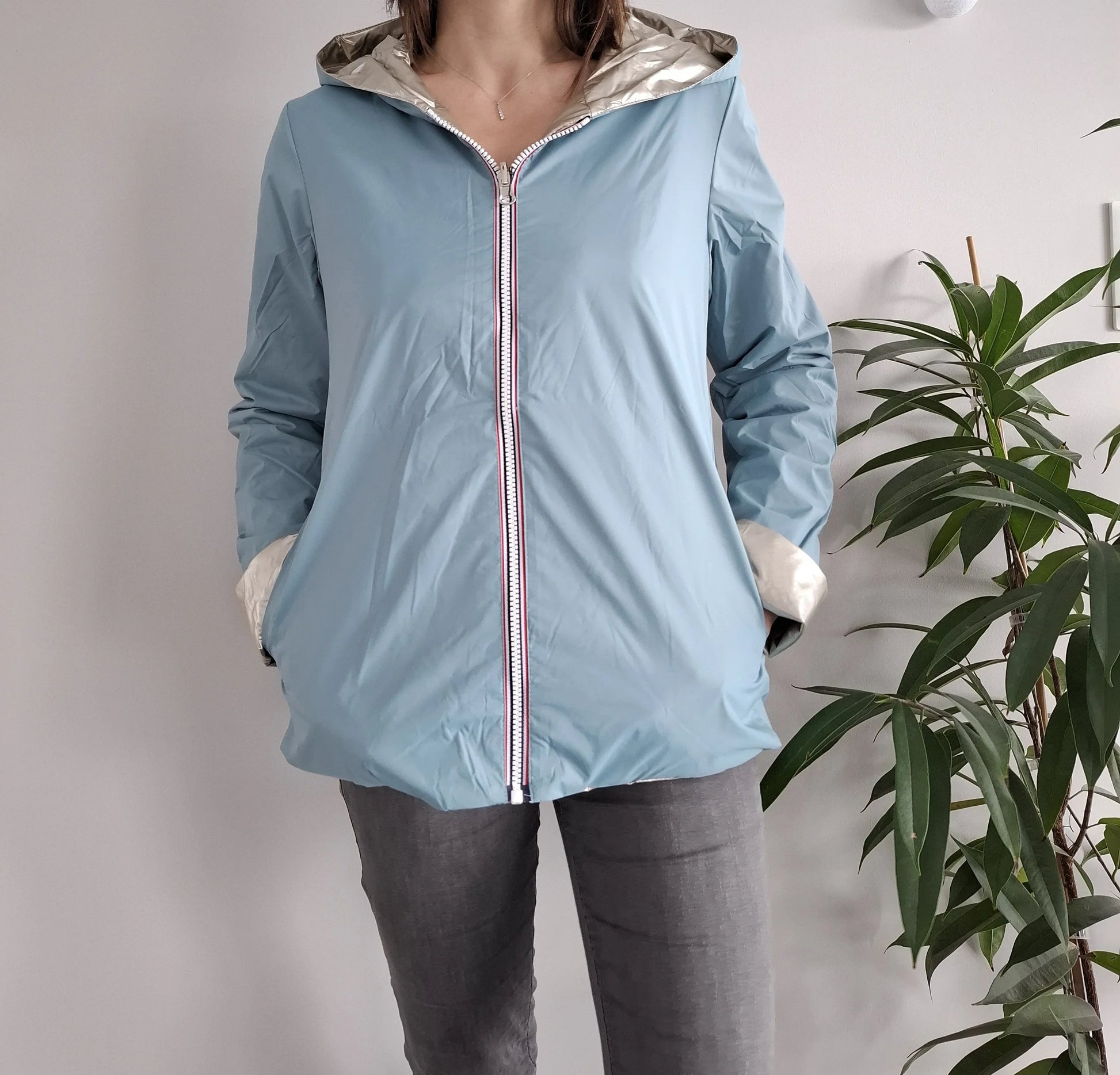 Manteau réversible court bleu ciel et doré Laura Jo mi-saison à capuche, porté par une femme