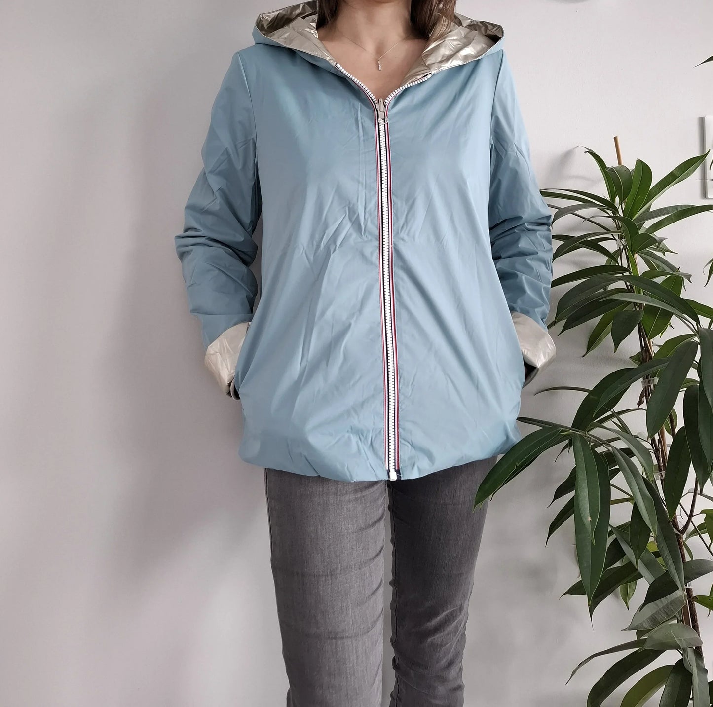 Manteau réversible court bleu ciel et doré Laura Jo mi-saison avec capuche, porté par une femme