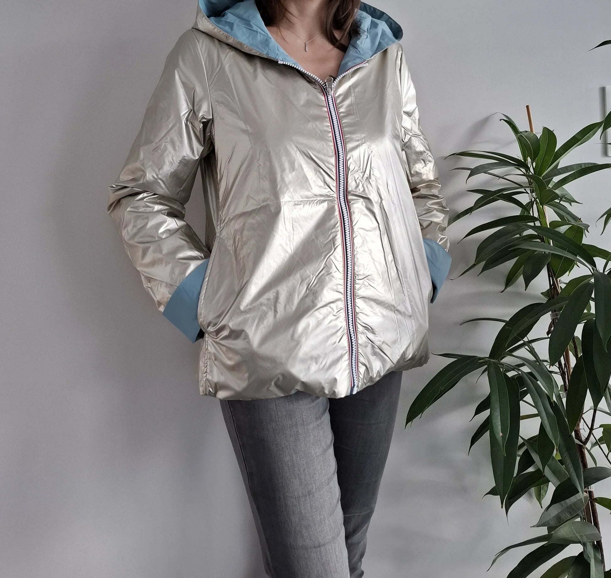 Manteau réversible court bleu ciel doré Laura Jo porté côté doré métallisé avec capuche et fermeture éclair colorée