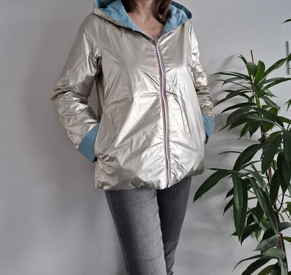 Manteau réversible court bleu ciel doré Laura Jo porté côté doré métallisé avec capuche et fermeture éclair colorée